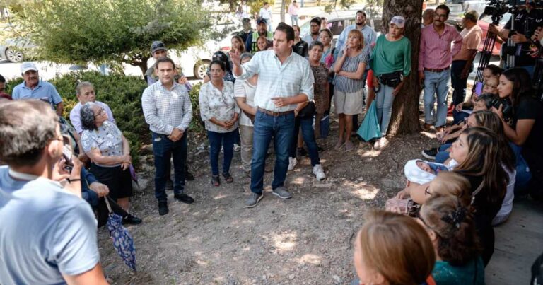 Alcalde Javier Díaz dialogando con vecinos.
