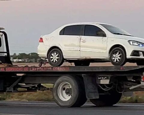 El auto atacado sobre la plana de una grúa.