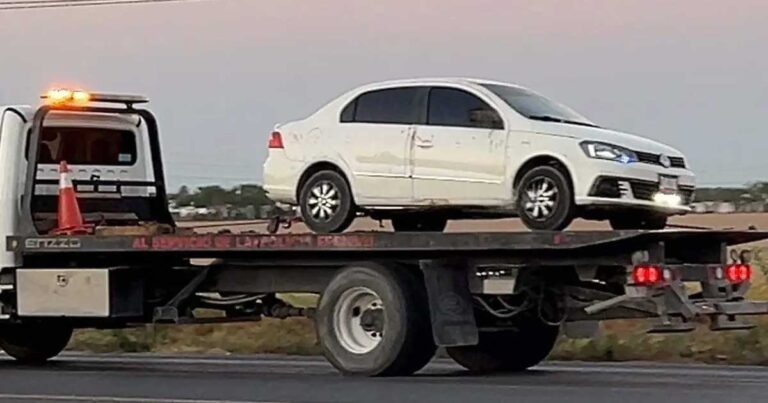 El auto atacado sobre la plana de una grúa.
