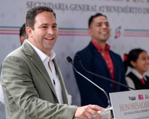 Alcalde de Saltillo Javier Díaz dando un discurso.