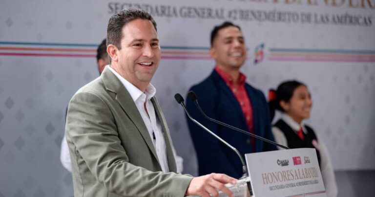 Alcalde de Saltillo Javier Díaz dando un discurso.