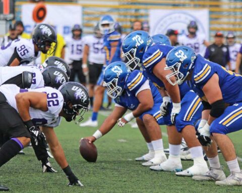 Jugadores en partido de futbol americano.
