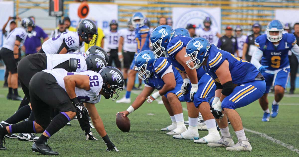 Jugadores en partido de futbol americano.