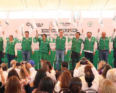 El gobernador Manolo Jiménez y otros funcionarios dando el banderazo a obras.