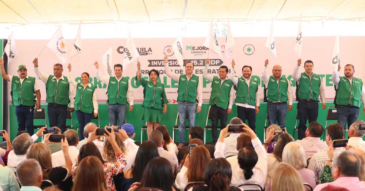 El gobernador Manolo Jiménez y otros funcionarios dando el banderazo a obras.