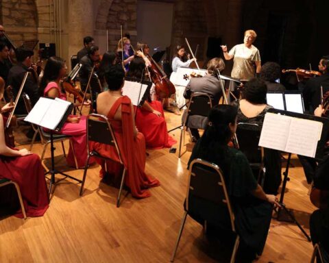 Orquesta Metropolitana d Saltillo dando un concierto.