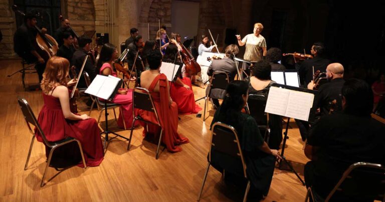 Orquesta Metropolitana d Saltillo dando un concierto.