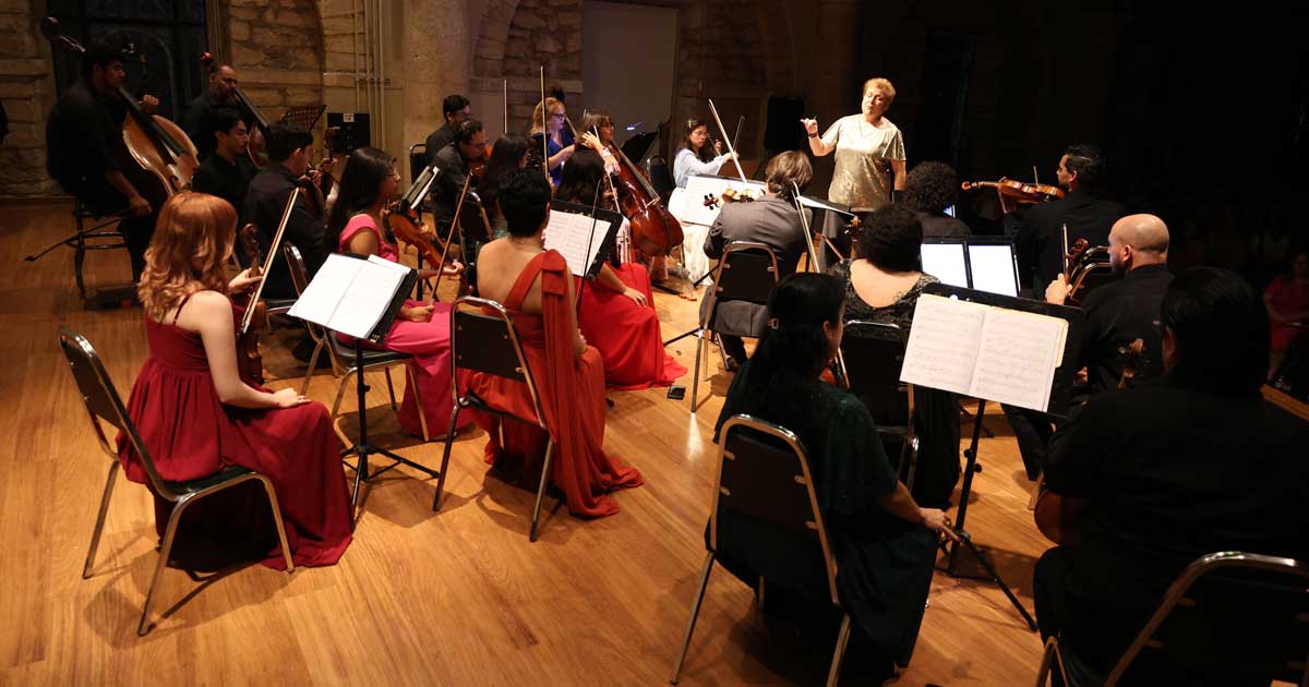 Orquesta Metropolitana d Saltillo dando un concierto.