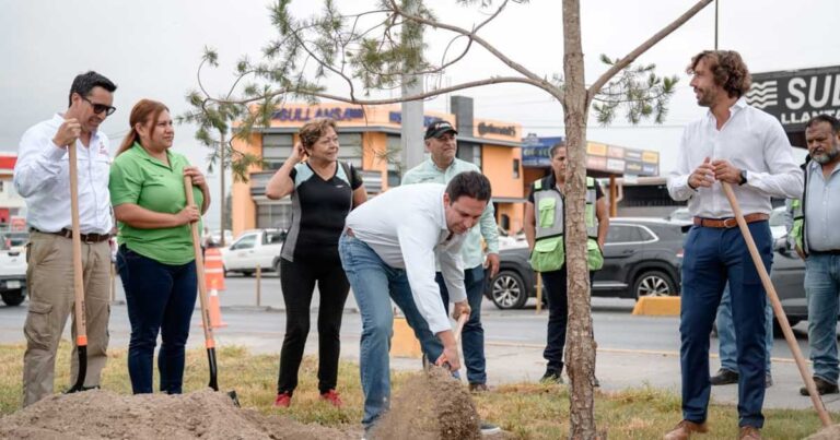 Alcalde de Saltillo Javier Díaz plantando un árbol junto con otros funcionarios.