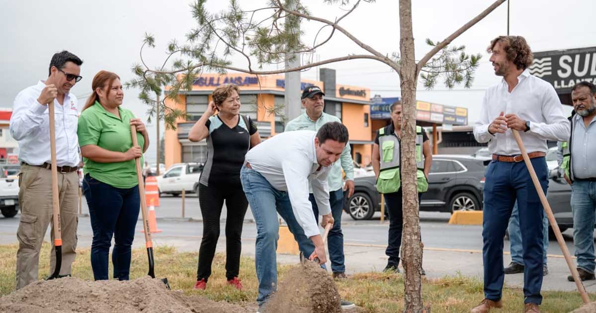 Alcalde de Saltillo Javier Díaz plantando un árbol junto con otros funcionarios.