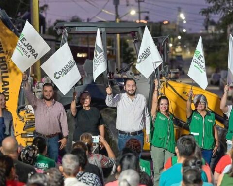 Alcalde Carlos Villarreal, funcionarios y ciudadanos dando el banderazo de arranque de obra.