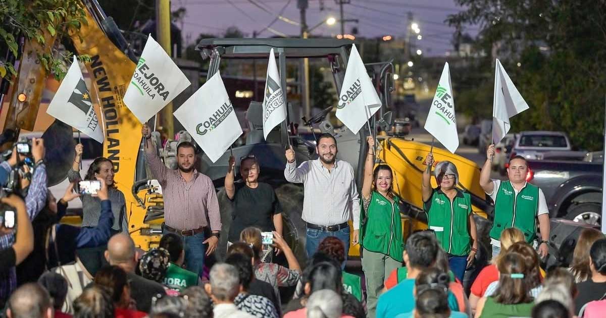 Alcalde Carlos Villarreal, funcionarios y ciudadanos dando el banderazo de arranque de obra.