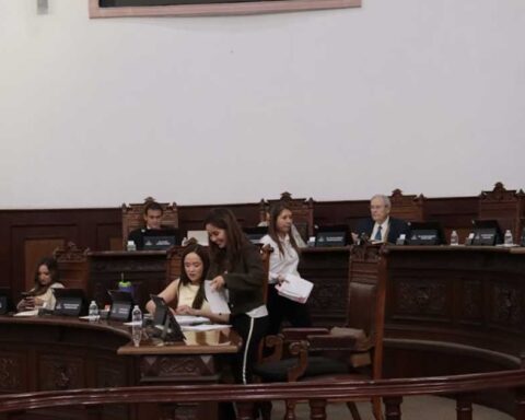 Diputados sentados dentro del Congreso de Coahuila.