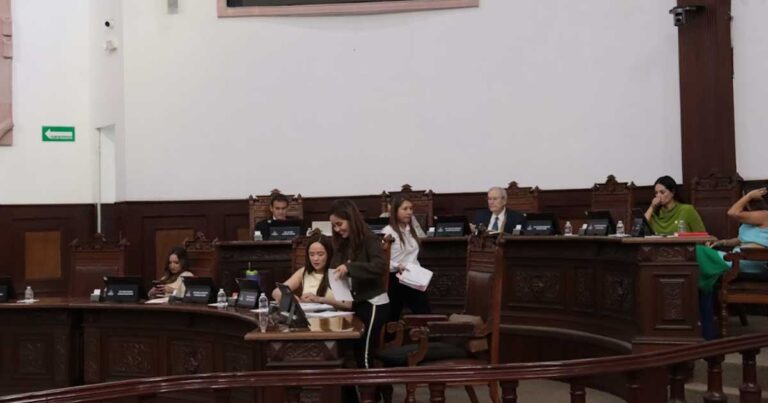 Diputados sentados dentro del Congreso de Coahuila.