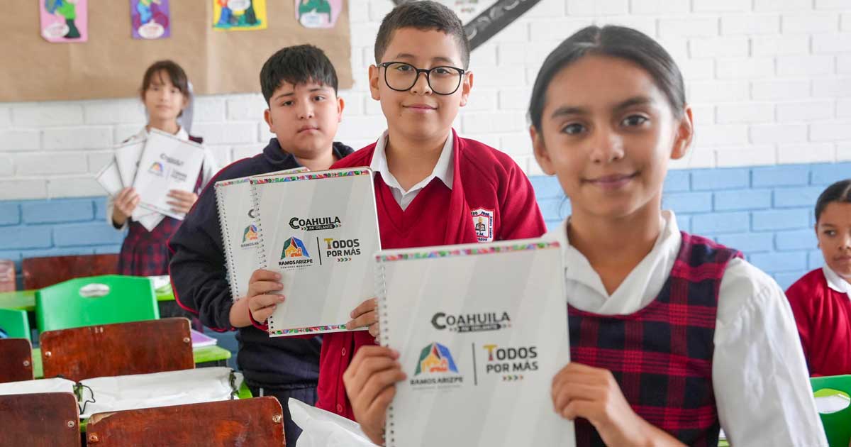 Niños de la primaria mostrando sus útiles escolares.