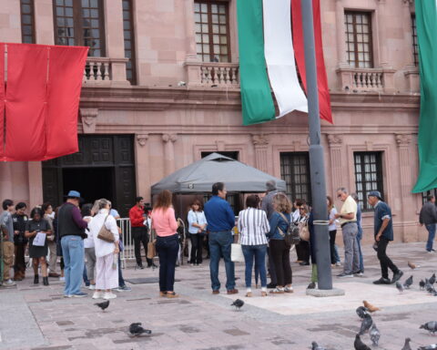 Maestros protestando afuera del Palacio de Gobierno en Coahuila.