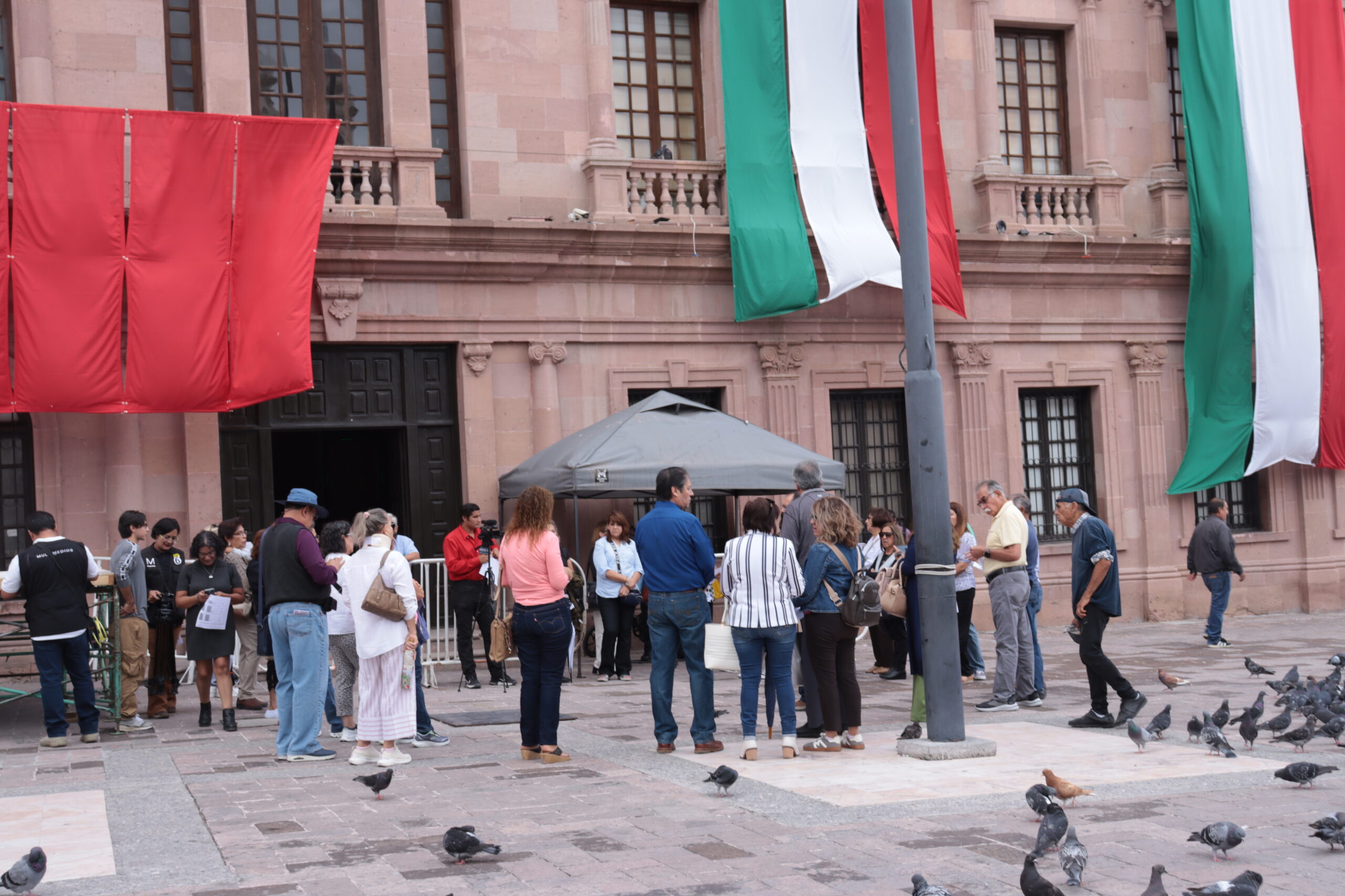Maestros protestando afuera del Palacio de Gobierno en Coahuila.