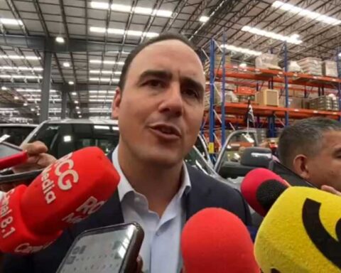 El gobernador de Coahuila Manolo Jiménez dando entrevista a medios.