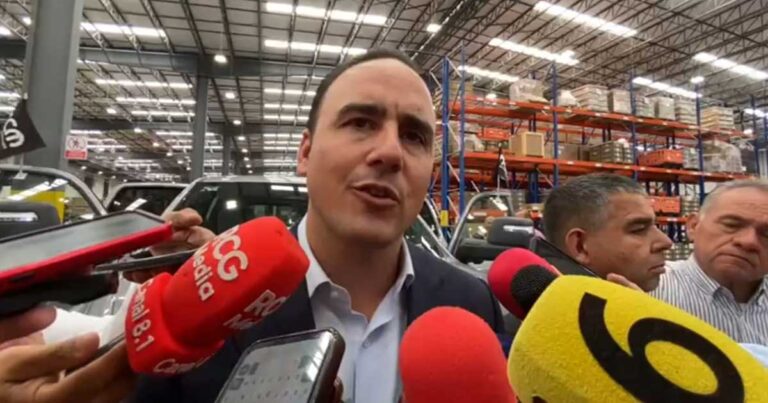 El gobernador de Coahuila Manolo Jiménez dando entrevista a medios.