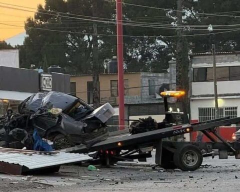 Grúa llevándose el automóvil accidentado.