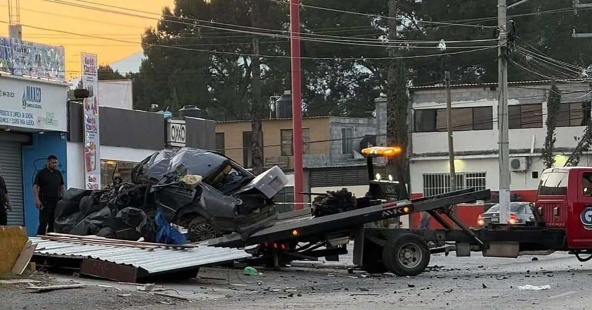 Grúa llevándose el automóvil accidentado.