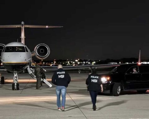 Agentes recibiendo a miembros del Cártel de Sinaloa.