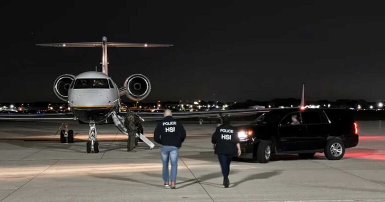 Agentes recibiendo a miembros del Cártel de Sinaloa.