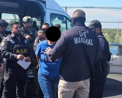 Agentes deportando a una mujer estadounidense.