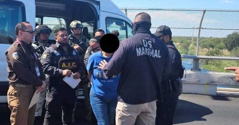 Agentes deportando a una mujer estadounidense.