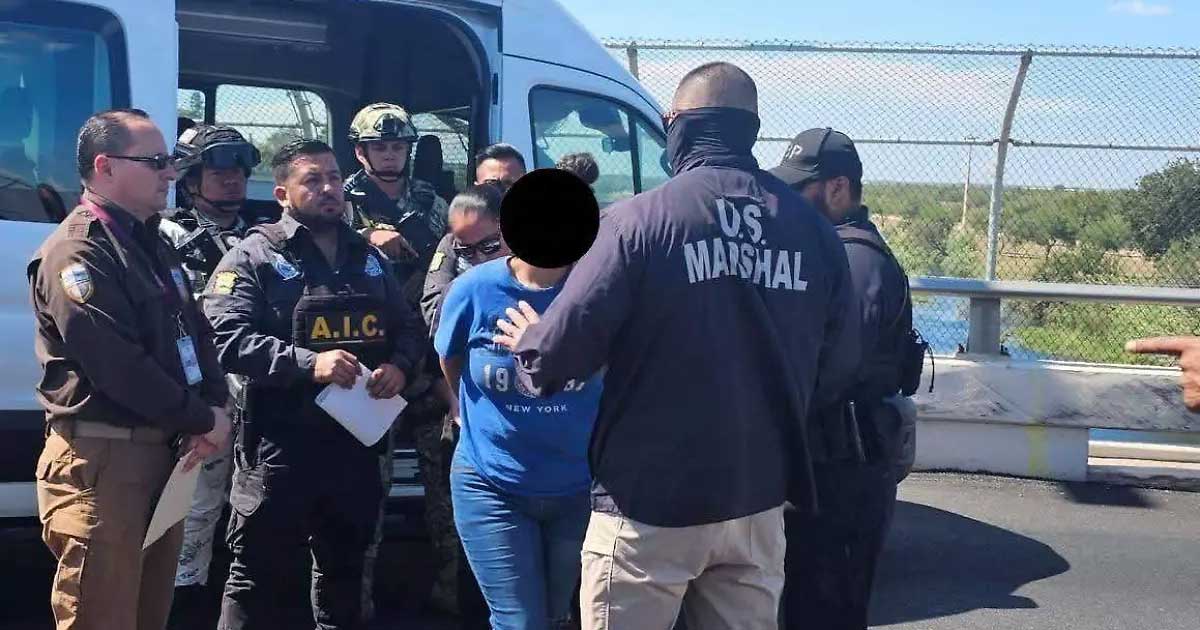 Agentes deportando a una mujer estadounidense.
