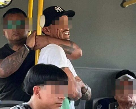 Hombre sometiendo a presunto acosador sexual en transporte público de Piedras Negras.