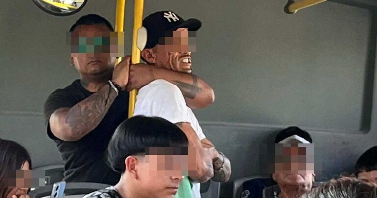 Hombre sometiendo a presunto acosador sexual en transporte público de Piedras Negras.