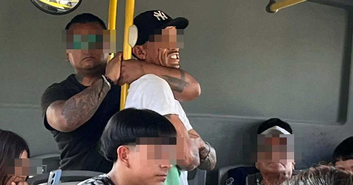 Hombre sometiendo a presunto acosador sexual en transporte público de Piedras Negras.