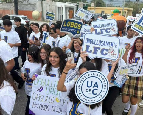 Estudiantes de la UAdeC desfilando.