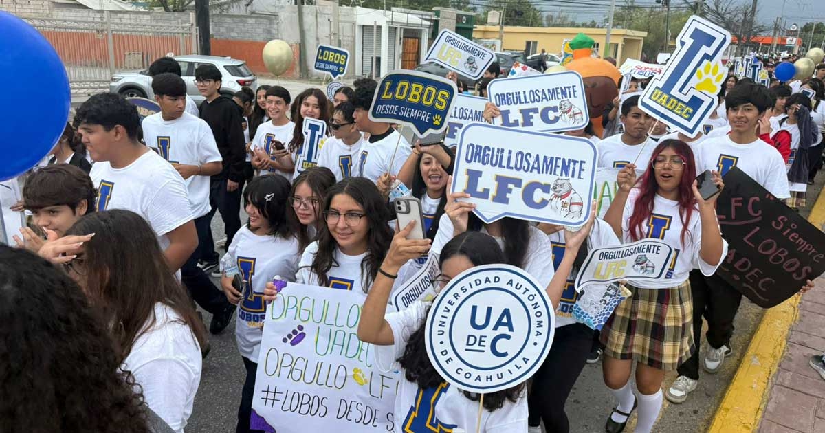 Estudiantes de la UAdeC desfilando.