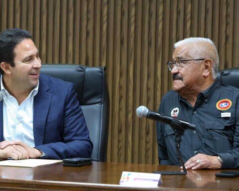 Alcalde Javier Díaz y Jesús Berino Granados, secretario general adjunto de la CTM en Coahuila.