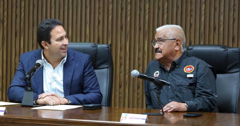 Alcalde Javier Díaz y Jesús Berino Granados, secretario general adjunto de la CTM en Coahuila.