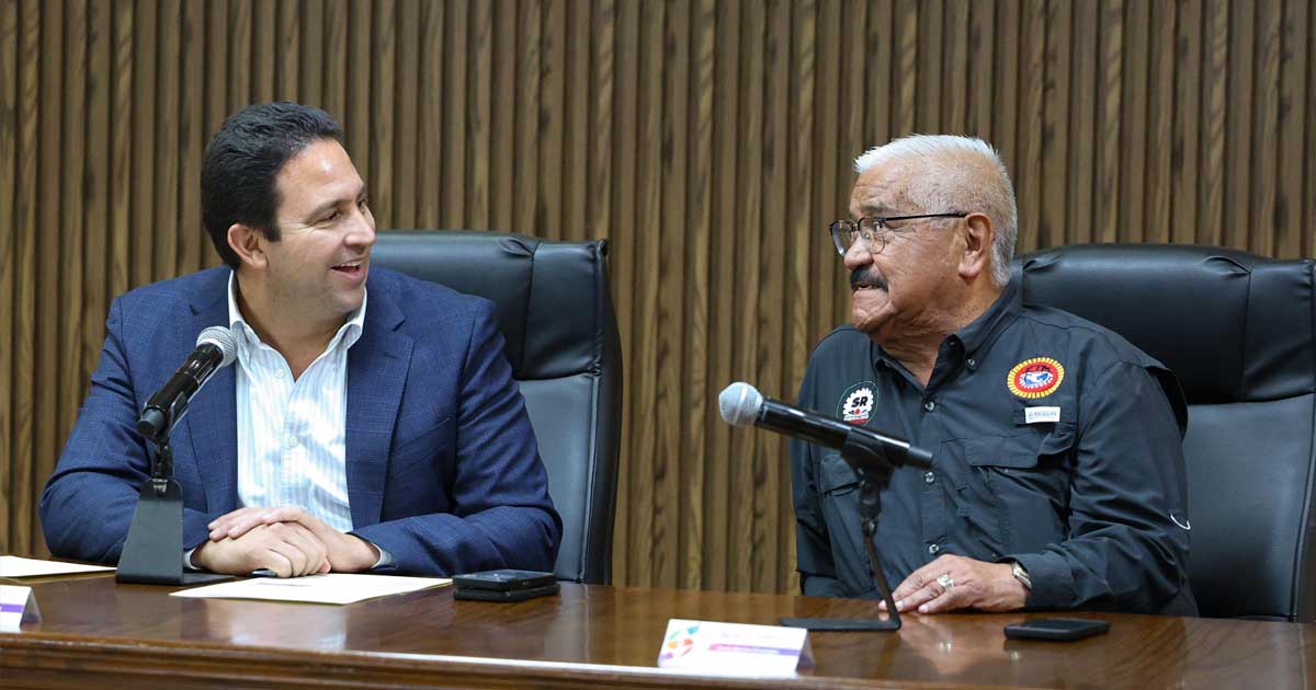 Alcalde Javier Díaz y Jesús Berino Granados, secretario general adjunto de la CTM en Coahuila.