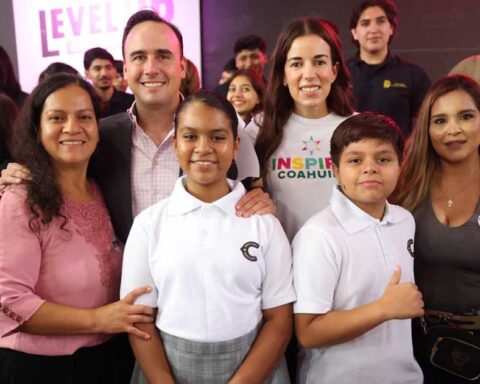 Manolo Jiménez, Paola Rodríguez y estudiantes de Monclova.