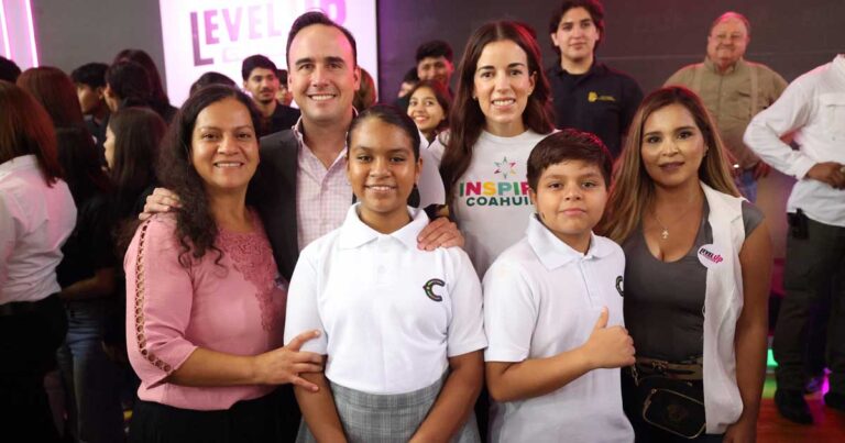Manolo Jiménez, Paola Rodríguez y estudiantes de Monclova.