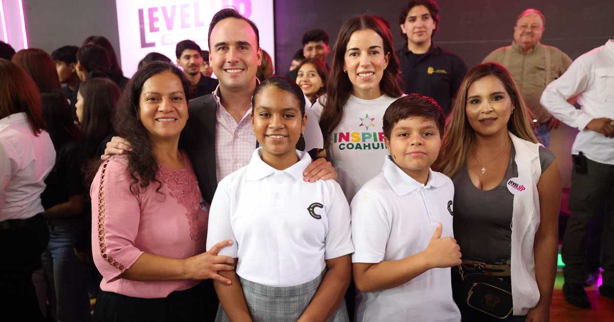 Manolo Jiménez, Paola Rodríguez y estudiantes de Monclova.