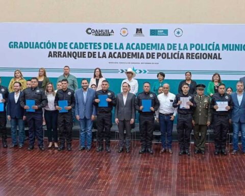 Cadetes graduados de la Academia Municipal de Policía en Monclova.