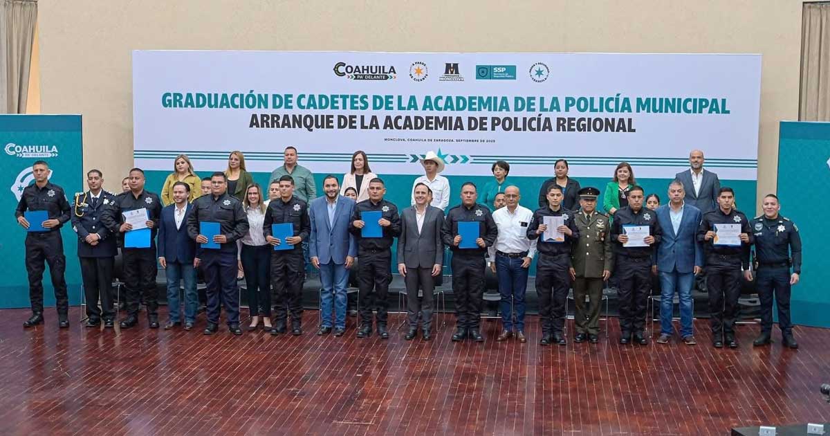 Cadetes graduados de la Academia Municipal de Policía en Monclova.