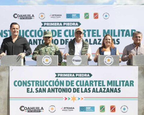 Gobernador Manolo Jiménez colocando la primera piedra del cuartel militar en Arteaga.