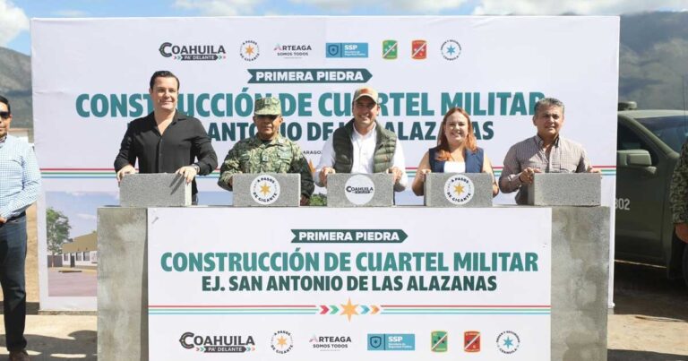 Gobernador Manolo Jiménez colocando la primera piedra del cuartel militar en Arteaga.