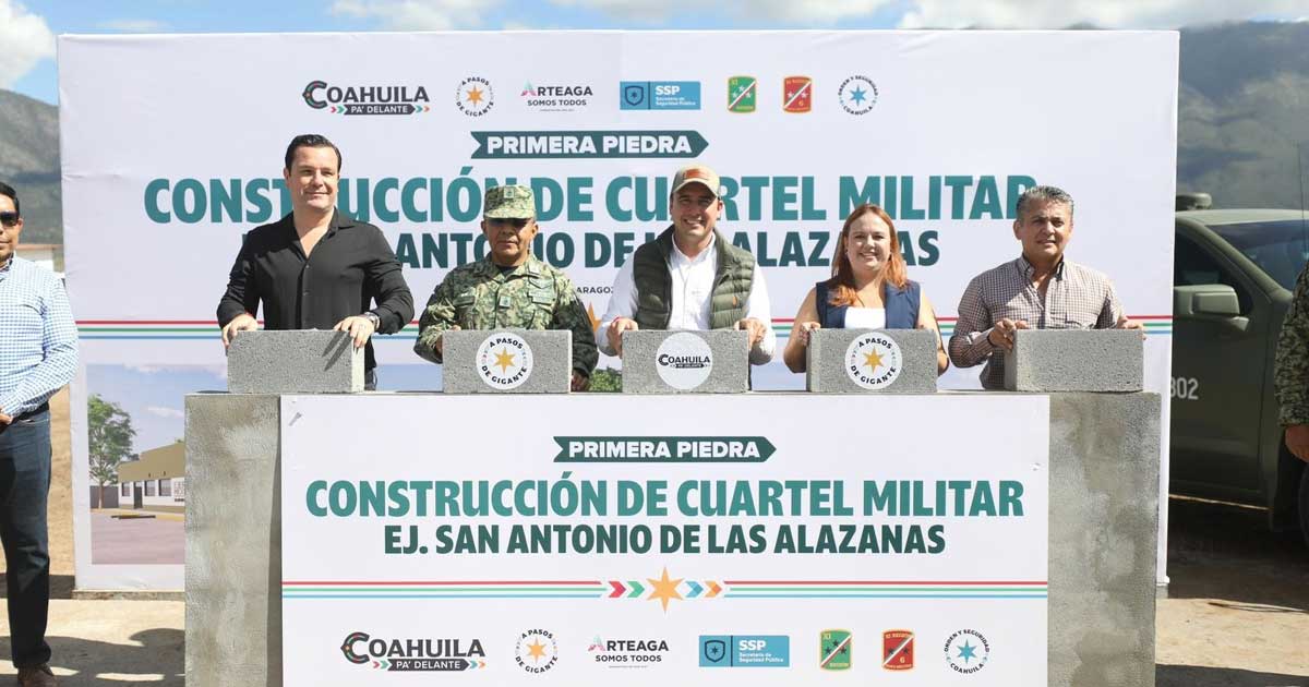 Gobernador Manolo Jiménez colocando la primera piedra del cuartel militar en Arteaga.