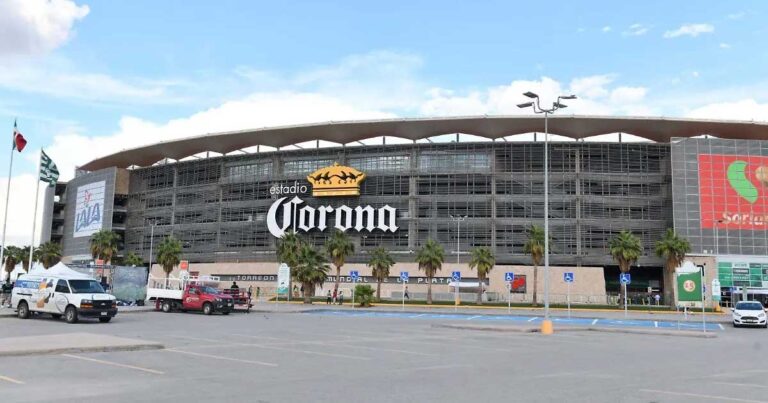Fachada del Estadio Corona en Torreón.