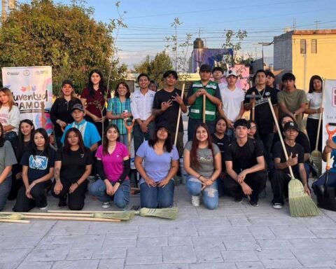 Jóvenes que reforestaron la plaza en Ramos Arizpe.