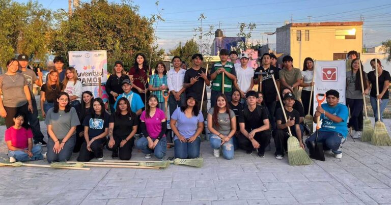 Jóvenes que reforestaron la plaza en Ramos Arizpe.