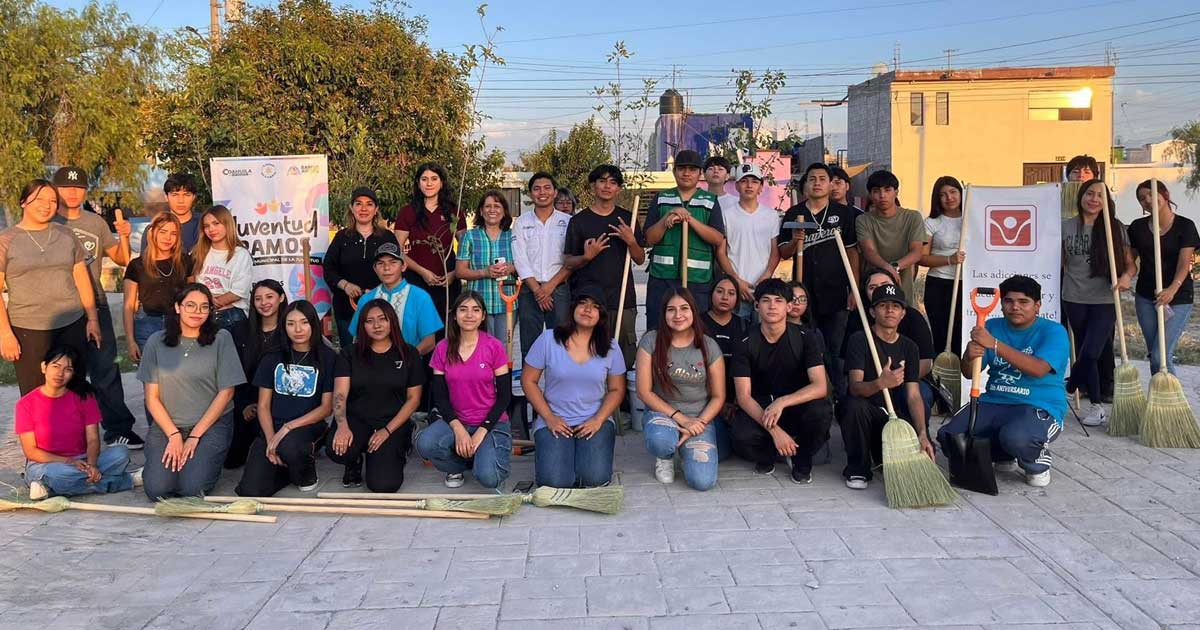 Jóvenes que reforestaron la plaza en Ramos Arizpe.